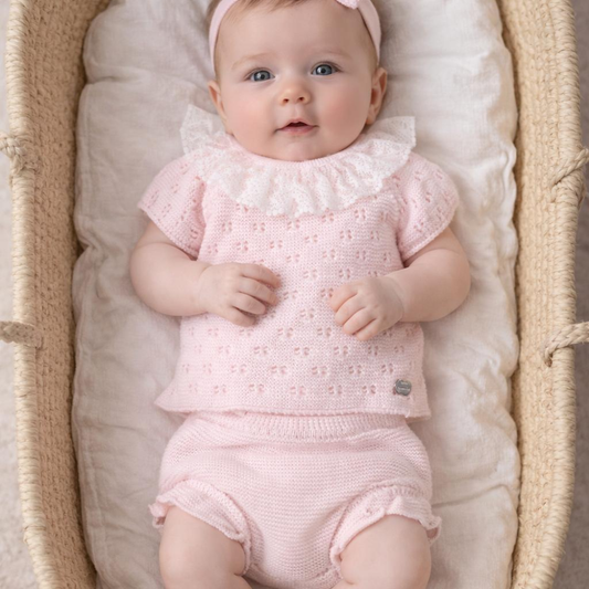 Conjunto de Malha Rosa Bebé com Gola em Renda e Tapa-Fraldas - Juliana
