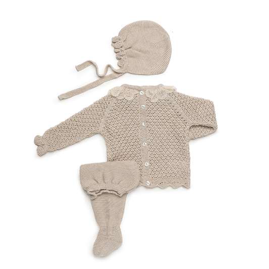 Conjunto de Malha Bege Bebé com Camisola Rendilhada, Calças e Touca - Juliana