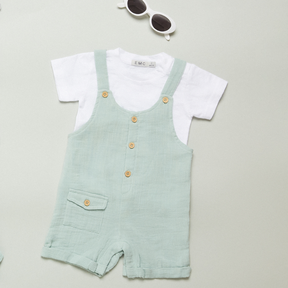 Conjunto Jardineira Verde com T-shirt Branca - EMC
