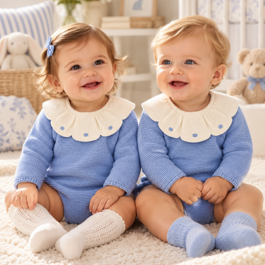 Fofo de Bebé em Tricot Azul-Claro com Gola Branca