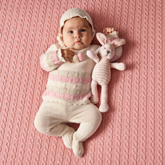 Conjunto de Malha para Bebé Cru e Rosa com Touca – Juliana