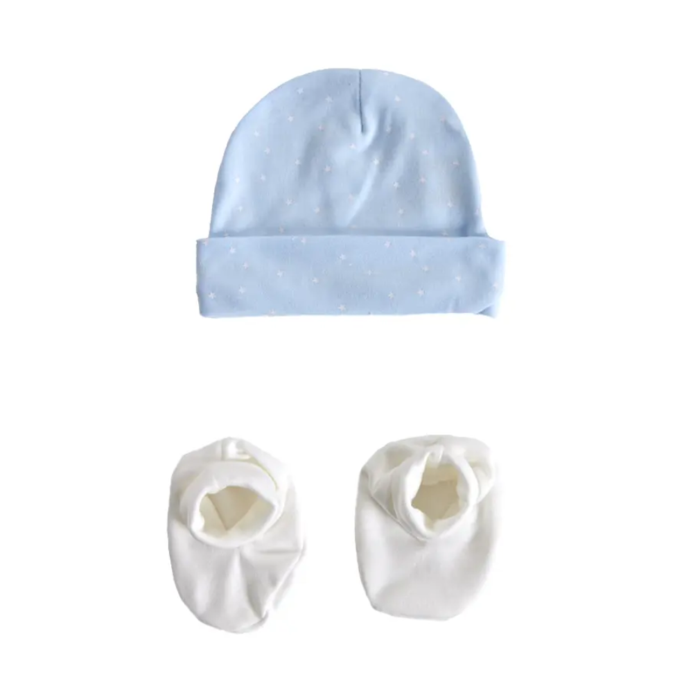 Conjunto gorro azul e botinhas brancas para bebé