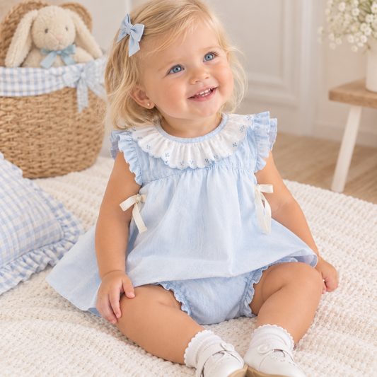 Conjunto vestido Bebé Azul Claro com Folhos e Bordado + Tapa-fraldas - Yoedu