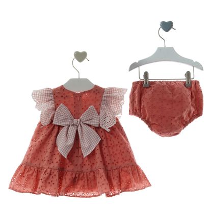 Vestido em Bordado Inglês Coral com Folho Xadrez e Tapa-Fraldas - Marta Y Paula