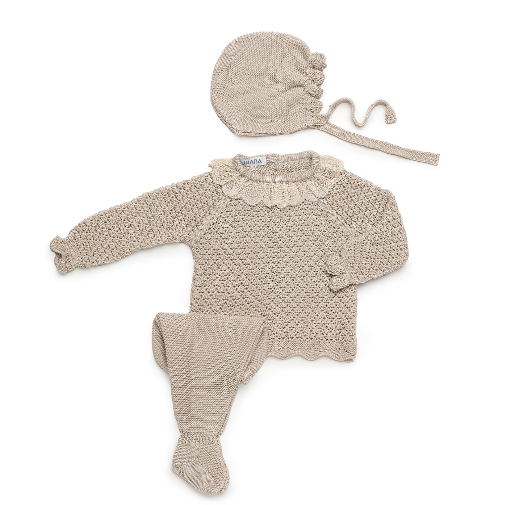Conjunto de Malha Bege Bebé com Camisola Rendilhada, Calças e Touca - Juliana