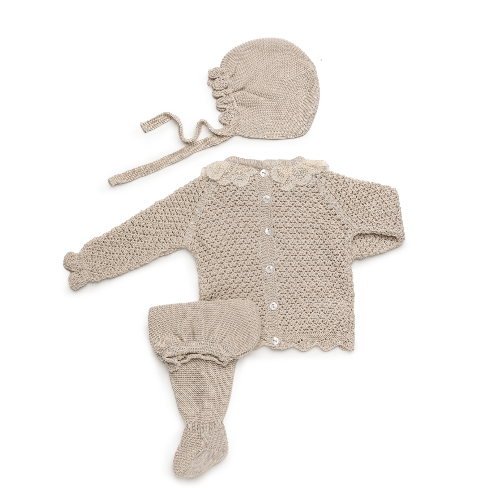Conjunto de Malha Bege Bebé com Camisola Rendilhada, Calças e Touca - Juliana