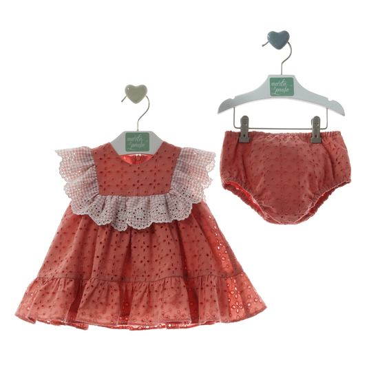 Vestido em Bordado Inglês Coral com Folho Xadrez e Tapa-Fraldas - Marta Y Paula