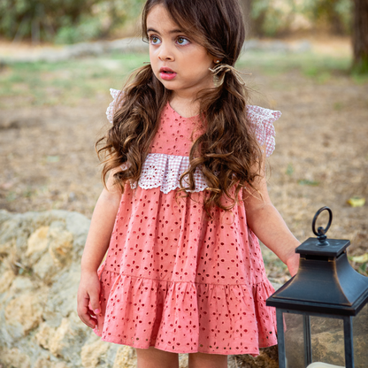 Vestido em Bordado Inglês Coral com Folho Xadrez e Tapa-Fraldas - Marta Y Paula