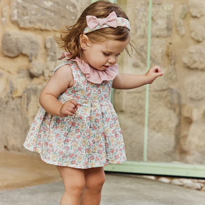 Conjunto Vestido floral para bebé com gola rosa e tapa-fraldas- Juliana