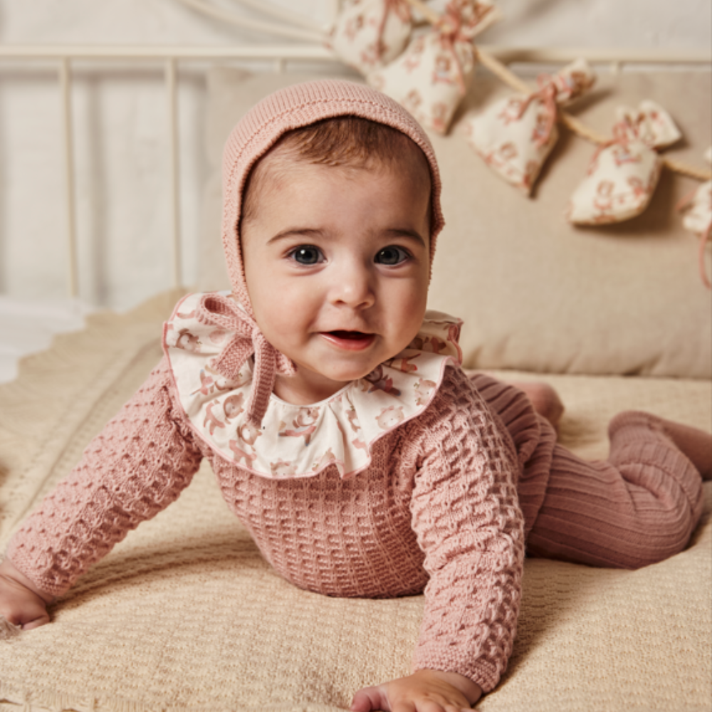Conjunto de Malha Rosa para Bebé com Gola Estampada – Juliana