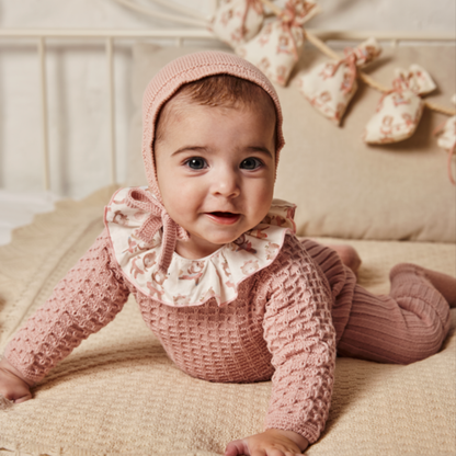 Conjunto de Malha Rosa para Bebé com Gola Estampada – Juliana