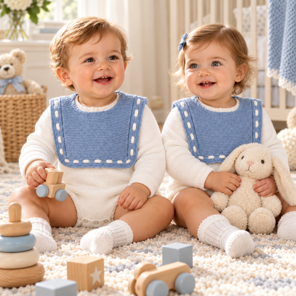 Fofo de Bebé em Tricot Branco com Peitilho Azul