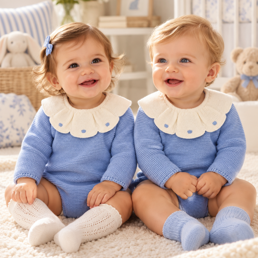 Fofo de Bebé em Tricot Azul-Claro com Gola Branca