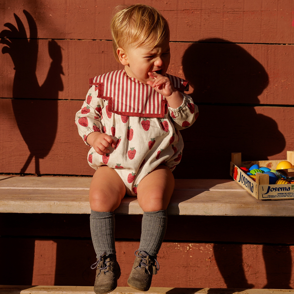 Fofo bebé morangos com gola removível riscas vermelhas - José Varón