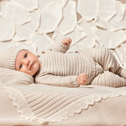 Conjunto malha bege com corro e botinhas para bebé - Juliana